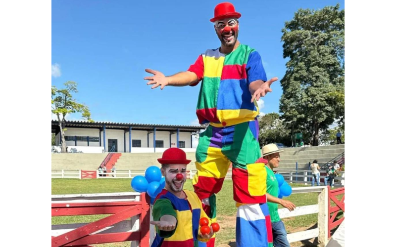 Magia circense pousa na Escola Infantil Monteiro Lobato