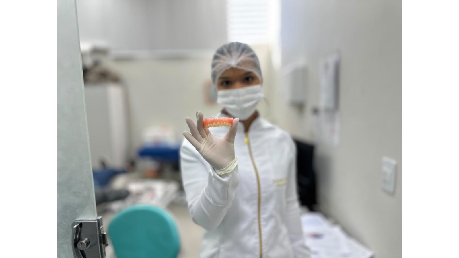 Prefeitura entrega 100 próteses dentárias e anuncia nova etapa em setembro