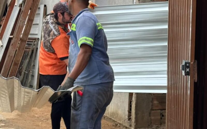 Timóteo entrega telhas e apoio emergencial a famílias atingidas por temporal no Jardim Vitória