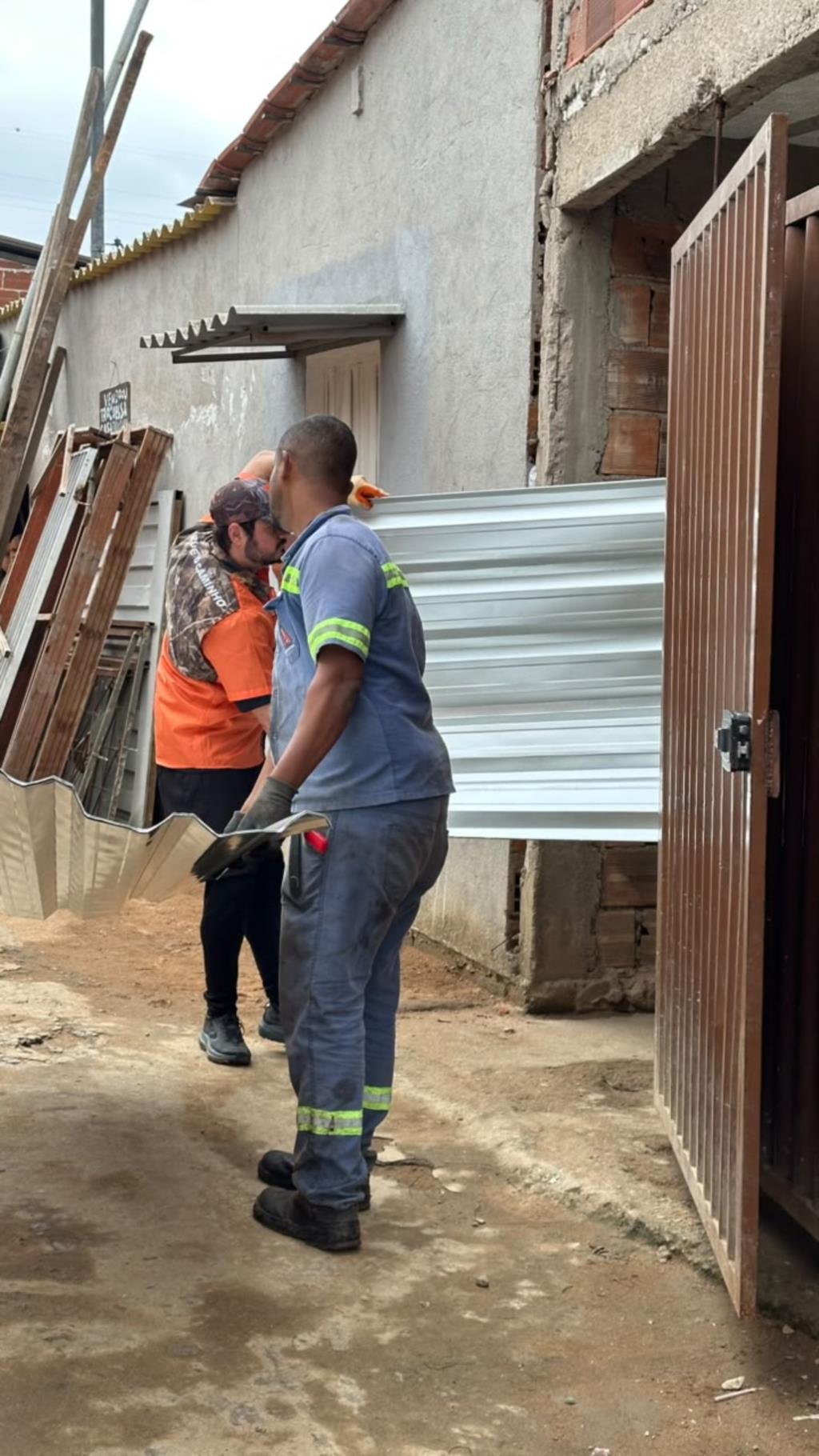 Entrega de telhas a famílias atingidas por temporal no Jardim Vitória, em Timóteo