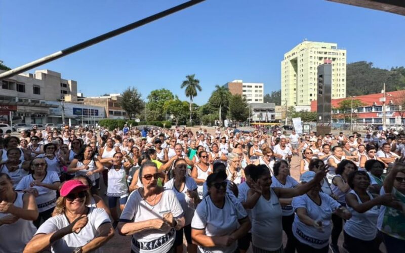 Praça 1º de Maio recebeu atividades físicas, vacinação e orientação ao consumidor na manhã de 1º de outubro.